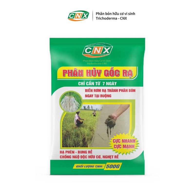 Nong dan dang bon phan huu co hoai muc tren ruong dat phen